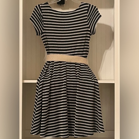 Perceptions Black and White Striped Dress w. Belt - Picture 2 of 5